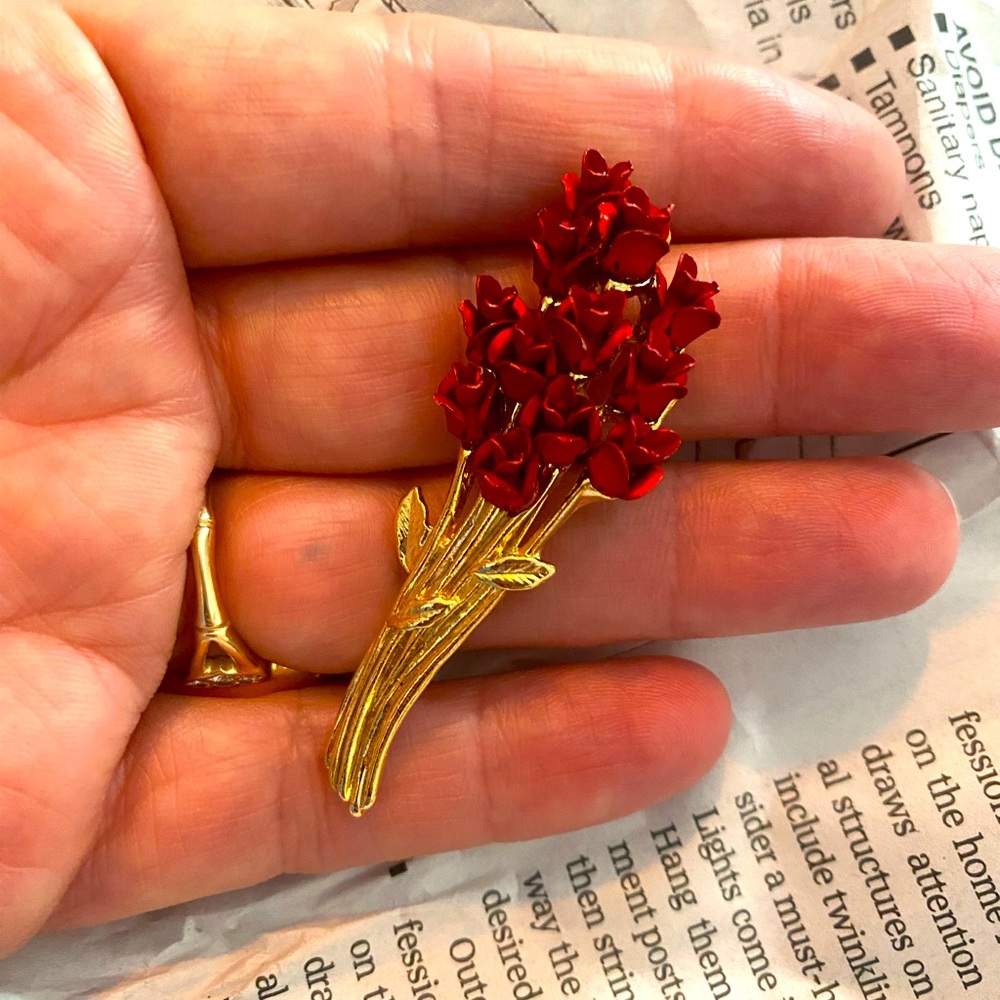 1997 Vintage Danbury Red Rose Bouquet Brooch